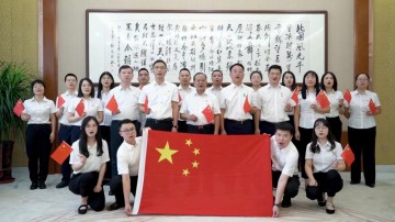 愿以吾輩之奮斗，獻(xiàn)禮祖國之奮進(jìn)|廣東霸王花集團獻(xiàn)禮祖國73周年，祝愿祖國國泰民安，繁榮昌盛。