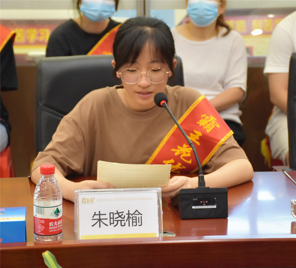學生代表發(fā)言朱曉瑜.jpg