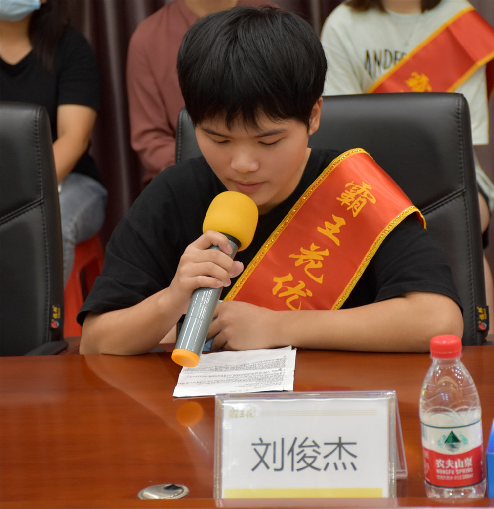 學生代表發(fā)言3.jpg