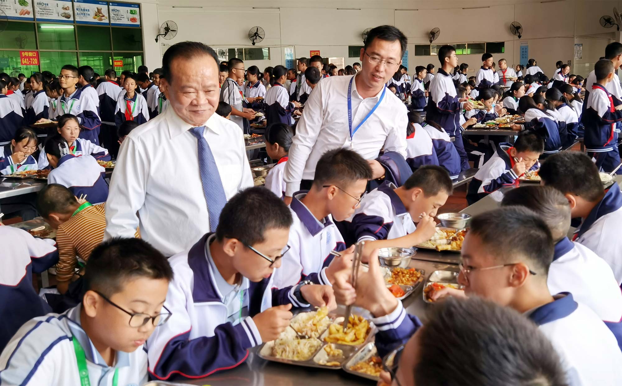 集團(tuán)董事長朱日楊、常務(wù)副校長謝輝華了解師生用餐情況.jpg